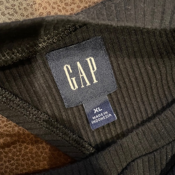 GAP Black Ribbed Top - Picture 9 of 10